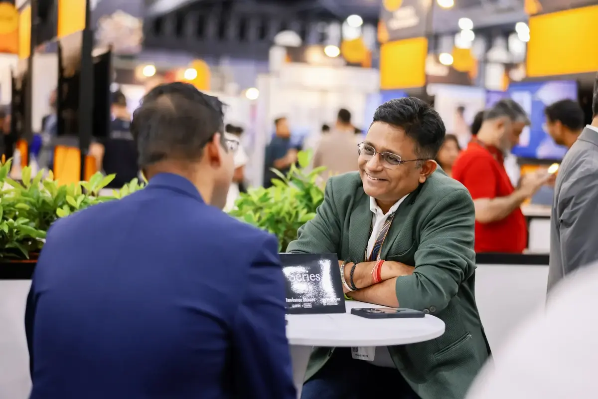 A founder and an investor in a one-to-one meeting at an SFF table